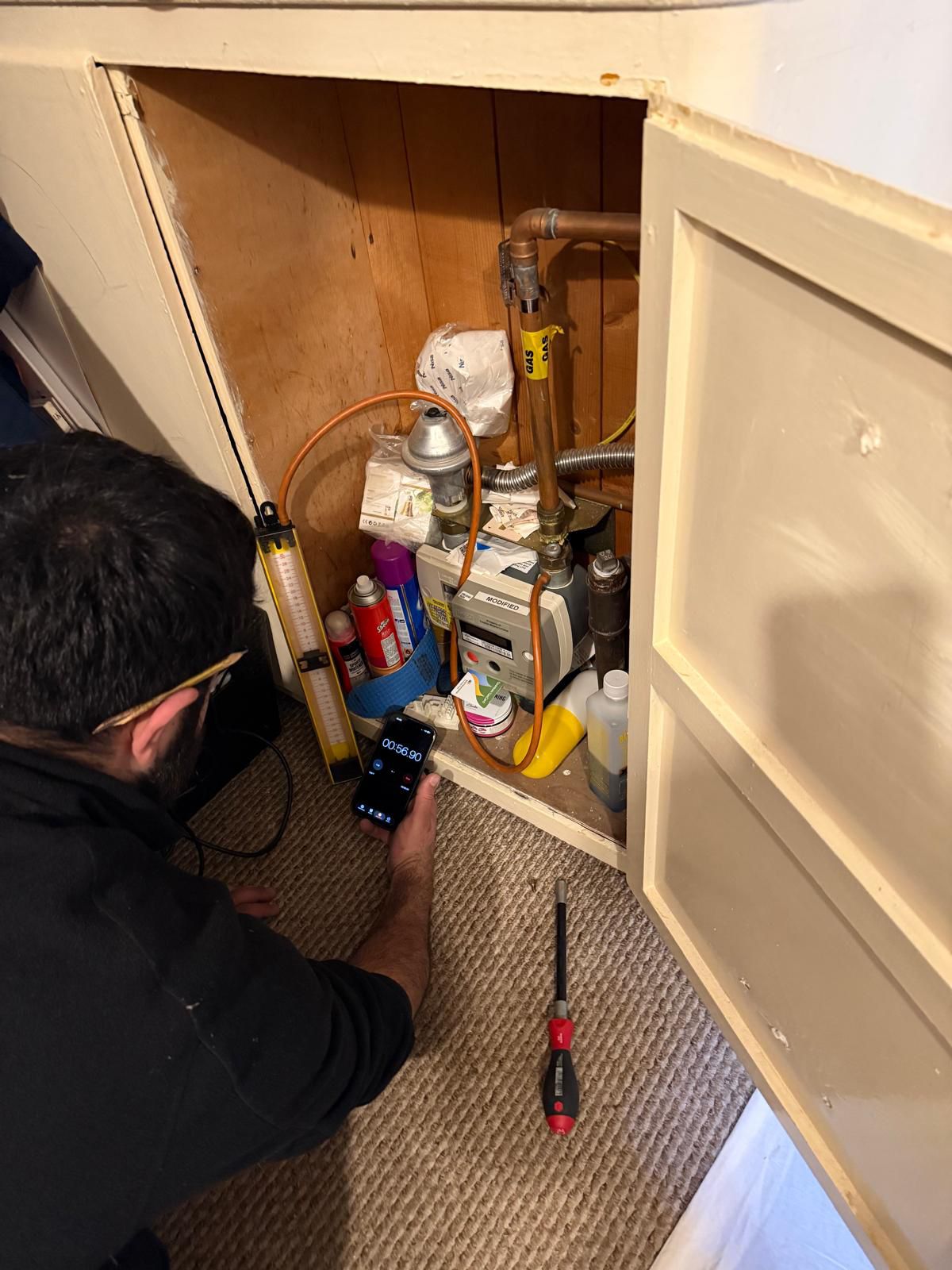 Gas tightness test using manometer